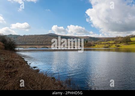 Ladybower Reservoir im Upper Derwent Valley, Peak District Nationalpark, an einem sonnigen Frühlingstag. Stockfoto