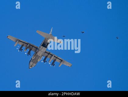 Die USA Air Force Academy Wings of Blue Jump Team tritt am 26. März 2023 auf dem Luftwaffenstützpunkt Davis-Monthan in Arizona auf. Die Hauptaufgabe der Wings of Blue ist es, die USA zu regieren Der Grundkurs für Fallschirmspringen der Air Force Academy, bekannt als Airmanship 490. (USA Air Force Foto von Airman 1. Class Paige Weldon) Stockfoto