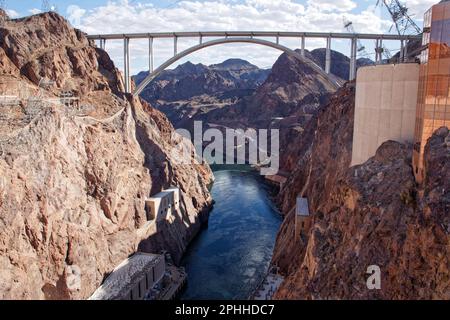 Blick auf die Mike O'Callaghan-Pat Tillman Memorial Bridge vom Hoover Dam, Grenze Arizona-Nevada, USA Stockfoto