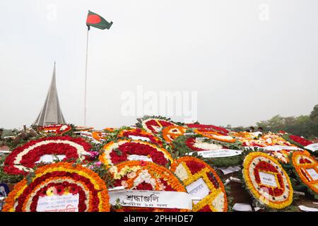Dhaka, Bangladesch. 26. März 2023. Menschen von Sarastha, zollten dem Freiheitskampf anlässlich des Großen Unabhängigkeitstages, dem historischen Tag Bangladeschs am Savar Memorial, Tribut. Am 26. März 2023 in Dhaka, Bangladesch. (Kreditbild: © S A Masum/Eyepix via ZUMA Press Wire) NUR REDAKTIONELLE VERWENDUNG! Nicht für den kommerziellen GEBRAUCH! Stockfoto