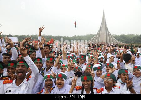 Dhaka, Bangladesch. 26. März 2023. Menschen von Sarastha, zollten dem Freiheitskampf anlässlich des Großen Unabhängigkeitstages, dem historischen Tag Bangladeschs am Savar Memorial, Tribut. Am 26. März 2023 in Dhaka, Bangladesch. (Kreditbild: © S A Masum/Eyepix via ZUMA Press Wire) NUR REDAKTIONELLE VERWENDUNG! Nicht für den kommerziellen GEBRAUCH! Stockfoto