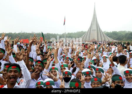 Dhaka, Bangladesch. 26. März 2023. Menschen von Sarastha, zollten dem Freiheitskampf anlässlich des Großen Unabhängigkeitstages, dem historischen Tag Bangladeschs am Savar Memorial, Tribut. Am 26. März 2023 in Dhaka, Bangladesch. (Kreditbild: © S A Masum/Eyepix via ZUMA Press Wire) NUR REDAKTIONELLE VERWENDUNG! Nicht für den kommerziellen GEBRAUCH! Stockfoto