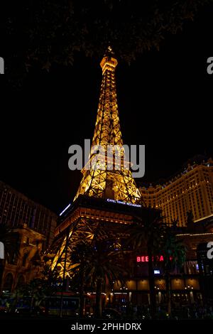 Abendlicher Blick auf das Eiffelturm Restaurant neben dem Paris Hotel & Casino in Las Vegas, Nevada, USA Stockfoto