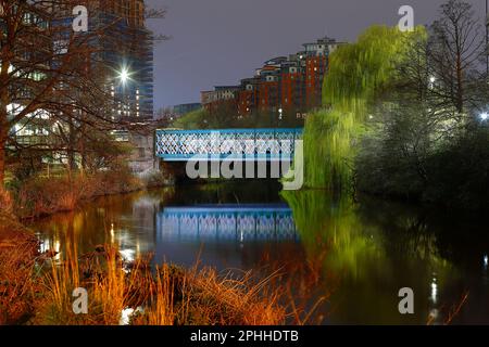 Ein malerischer Blick neben dem Fluss Aire im Stadtzentrum von Leeds. Die Brücke ist Whitehall Road und die Apartments sind City Island Stockfoto