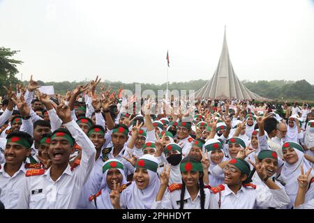 Dhaka, Bangladesch. 26. März 2023. Menschen von Sarastha, zollten dem Freiheitskampf anlässlich des Großen Unabhängigkeitstages, dem historischen Tag Bangladeschs am Savar Memorial, Tribut. Am 26. März 2023 in Dhaka, Bangladesch. (Kreditbild: © S A Masum/Eyepix via ZUMA Press Wire) NUR REDAKTIONELLE VERWENDUNG! Nicht für den kommerziellen GEBRAUCH! Stockfoto