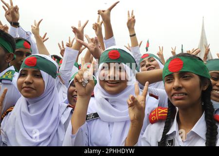 Dhaka, Bangladesch. 26. März 2023. Menschen von Sarastha, zollten dem Freiheitskampf anlässlich des Großen Unabhängigkeitstages, dem historischen Tag Bangladeschs am Savar Memorial, Tribut. Am 26. März 2023 in Dhaka, Bangladesch. (Kreditbild: © S A Masum/Eyepix via ZUMA Press Wire) NUR REDAKTIONELLE VERWENDUNG! Nicht für den kommerziellen GEBRAUCH! Stockfoto