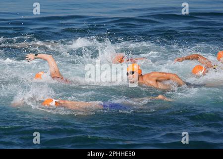 ISTANBUL, TURKIYE - 02. JULI 2022: Sportler, die während des Maltepe Water Sports Festivals in der Schwimmkomponente des Aquathlons gegeneinander antreten Stockfoto