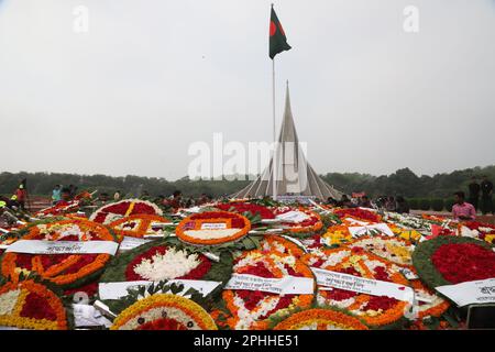 Dhaka, Bangladesch. 26. März 2023. Menschen von Sarastha, zollten dem Freiheitskampf anlässlich des Großen Unabhängigkeitstages, dem historischen Tag Bangladeschs am Savar Memorial, Tribut. Am 26. März 2023 in Dhaka, Bangladesch. (Kreditbild: © S A Masum/Eyepix via ZUMA Press Wire) NUR REDAKTIONELLE VERWENDUNG! Nicht für den kommerziellen GEBRAUCH! Stockfoto