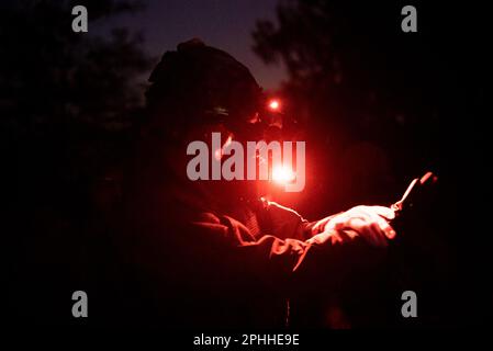 SANTA RITA, Guam (27. Februar 2023) Matrosen, die der Sprengstoffdestruktion der mobilen Einheit (EODMU) 5 zugeteilt sind, führen während einer Feldübung an Bord der Marinebasis Guam eine Nachtoperation in einem simulierten biochemischen Labor durch. Die EODMU-5 ist dem Befehlshaber der Task Force 75 zugewiesen, die die Anordnungs- und Kontrollbefugnisse über zugewiesene Navy Expeditionary Combat Forces im Einsatzgebiet der 7. Flotte ausübt. Sie planen und führen Marinebau, Expeditionslogistik, Sprengstoffbeseitigung, Sicherheit der Seeschifffahrt und Ausbeutungstruppen durch, die dem Befehlshaber der 7. Flotte für Krisenreaktion zugewiesen sind, h Stockfoto