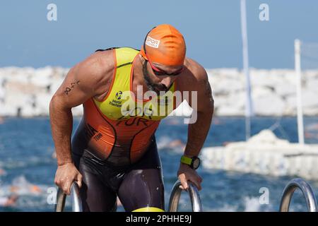 ISTANBUL, TURKIYE - 02. JULI 2022: Undefinierter Athlet, der während des Maltepe Water Sports Festival in der Schwimmkomponente des Aquathlons teilnimmt Stockfoto