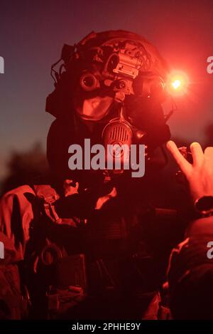 SANTA RITA, Guam (27. Februar 2023) Matrosen, die der Sprengstoffdestruktion der mobilen Einheit (EODMU) 5 zugeteilt sind, führen während einer Feldübung an Bord der Marinebasis Guam eine Nachtoperation in einem simulierten biochemischen Labor durch. Die EODMU-5 ist dem Befehlshaber der Task Force 75 zugewiesen, die die Anordnungs- und Kontrollbefugnisse über zugewiesene Navy Expeditionary Combat Forces im Einsatzgebiet der 7. Flotte ausübt. Sie planen und führen Marinebau, Expeditionslogistik, Sprengstoffbeseitigung, Sicherheit der Seeschifffahrt und Ausbeutungstruppen durch, die dem Befehlshaber der 7. Flotte für Krisenreaktion zugewiesen sind, h Stockfoto