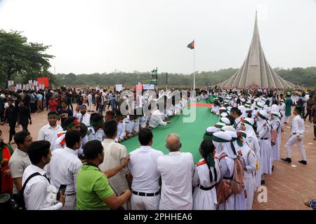 Dhaka, Bangladesch. 26. März 2023. Menschen von Sarastha, zollten dem Freiheitskampf anlässlich des Großen Unabhängigkeitstages, dem historischen Tag Bangladeschs am Savar Memorial, Tribut. Am 26. März 2023 in Dhaka, Bangladesch. (Kreditbild: © S A Masum/Eyepix via ZUMA Press Wire) NUR REDAKTIONELLE VERWENDUNG! Nicht für den kommerziellen GEBRAUCH! Stockfoto