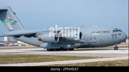 Eines der Boeing C-17 Globemaster III-Flugzeuge von McChord Field hat sich in Position gesetzt, um sich auf einen Flugeinsatz vorzubereiten, der anlässlich des 20. Jahrestages der Operation Northern Delay am 22. März 2023 am Luftwaffenstützpunkt Aviano, Italien, stattfindet. ANT war der erste strategische Brigadeflugplatz, bei dem die Boeing C-17 Globemaster III in Formation eingesetzt wurde und ein konventionelles US-Flugzeug integriert wurde Luftwaffenbrigade der 10. Spezialeinsatzgruppe und Integration eines gepanzerten Bataillons in eine Luftwaffenoperation. Der 62d Airlift Wing, 315. Airlift Wing, 437. Airlift Wing und 446. Airlift Wing stellten Flugzeuge zur Verfügung Stockfoto