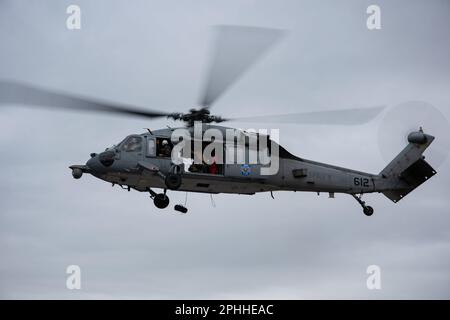 YOKOSUKA, Japan (27. März 2023) – Matrosen, die der Sprengstoffeinheit EODMU 5 zugeordnet sind Japan führen Abseil- und Schnellimpulungen von einem MH-60s Seahawk durch, der an den Goldenen Falken der Kampfgeschwader des Hubschraubers (HSC) 12, an Bord des Befehlshabers, Flottenaktivitäten Yokosuka (CFAY) angeschlossen ist. Seit mehr als 75 Jahren stellt CFAY Basiseinrichtungen und -Dienste zur Unterstützung der vorstationierten Marinekräfte, Mietbefehle und Tausenden von Militär- und Zivilpersonal und deren Familien der US-7.-Flotte zur Verfügung, wartet und betreibt diese. (USA Marinefoto von Taylor Ardito) Stockfoto