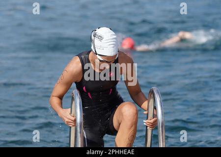ISTANBUL, TURKIYE - 02. JULI 2022: Undefinierter Athlet, der während des Maltepe Water Sports Festival in der Schwimmkomponente des Aquathlons teilnimmt Stockfoto