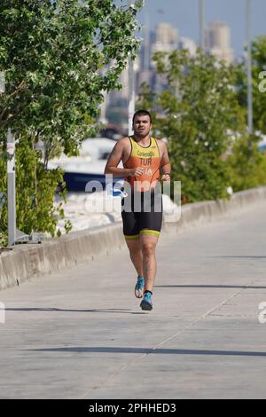 ISTANBUL, TURKIYE - 02. JULI 2022: Undefinierter Athlet, der während des Maltepe Water Sports Festival in der Laufkomponente des Aquathlon antritt Stockfoto