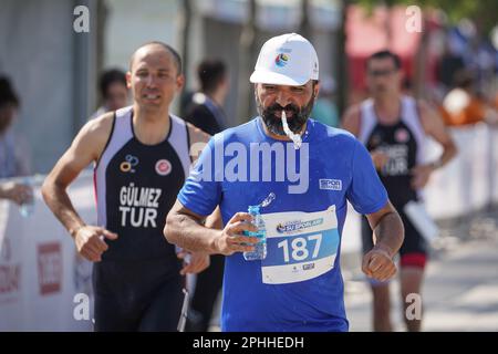 ISTANBUL, TURKIYE - 02. JULI 2022: Undefinierter Athlet, der während des Maltepe Water Sports Festival in der Laufkomponente des Aquathlon antritt Stockfoto