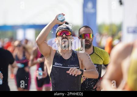 ISTANBUL, TURKIYE - 02. JULI 2022: Undefinierter Athlet, der während des Maltepe Water Sports Festival in der Laufkomponente des Aquathlon antritt Stockfoto