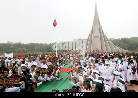 Dhaka, Bangladesch. 26. März 2023. Menschen von Sarastha, zollten dem Freiheitskampf anlässlich des Großen Unabhängigkeitstages, dem historischen Tag Bangladeschs am Savar Memorial, Tribut. Am 26. März 2023 in Dhaka, Bangladesch. (Kreditbild: © S A Masum/Eyepix via ZUMA Press Wire) NUR REDAKTIONELLE VERWENDUNG! Nicht für den kommerziellen GEBRAUCH! Stockfoto