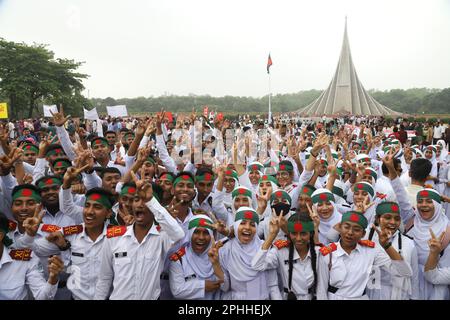 Dhaka, Bangladesch. 26. März 2023. Menschen von Sarastha, zollten dem Freiheitskampf anlässlich des Großen Unabhängigkeitstages, dem historischen Tag Bangladeschs am Savar Memorial, Tribut. Am 26. März 2023 in Dhaka, Bangladesch. (Kreditbild: © S A Masum/Eyepix via ZUMA Press Wire) NUR REDAKTIONELLE VERWENDUNG! Nicht für den kommerziellen GEBRAUCH! Stockfoto