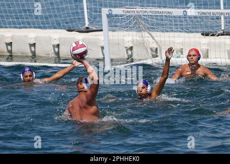 ISTANBUL, TURKIYE - 02. JULI 2022: Wasserball-Spiel während des Maltepe Water Sports Festival Stockfoto