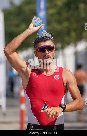 ISTANBUL, TURKIYE - 02. JULI 2022: Undefinierter Athlet, der während des Maltepe Water Sports Festival in der Laufkomponente des Aquathlon antritt Stockfoto
