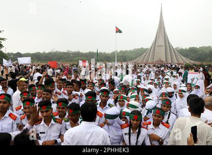 Dhaka, Bangladesch. 26. März 2023. Menschen von Sarastha, zollten dem Freiheitskampf anlässlich des Großen Unabhängigkeitstages, dem historischen Tag Bangladeschs am Savar Memorial, Tribut. Am 26. März 2023 in Dhaka, Bangladesch. (Kreditbild: © S A Masum/Eyepix via ZUMA Press Wire) NUR REDAKTIONELLE VERWENDUNG! Nicht für den kommerziellen GEBRAUCH! Stockfoto