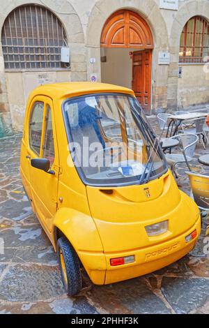 Geparktes Elektroauto Pasqali in einer engen Straße in Florenz, Italien Stockfoto