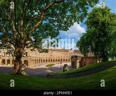 Das renovierte Buxton Cresent in der Kurstadt Derbyshire an einem hellen Sommertag, das historische Hotel, das englische Touristenziel und St. Anns Well Stockfoto