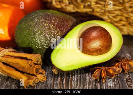 Avocado-Gruppe in Scheiben auf Holzhintergrund Stockfoto