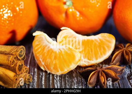 Geschälte Mandarine auf Holzhintergrund Stockfoto