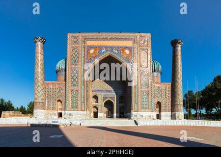 Sher Dor madrasah (islamische religiöse Schulen) auf dem Registan-Platz mit Tiermosaik auf Fassade in Samarkand, Usbekistan Stockfoto