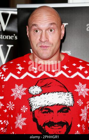 London, Großbritannien. 08. Dezember 2022. Tyson Fury unterschreibt Kopien seines Buches „Gloves Off“ am Watertstones Leadenhall Market in London. (Foto: Fred Duval/SOPA Images/Sipa USA) Guthaben: SIPA USA/Alamy Live News Stockfoto