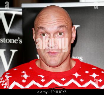 London, Großbritannien. 08. Dezember 2022. Tyson Fury unterschreibt Kopien seines Buches „Gloves Off“ am Watertstones Leadenhall Market in London. (Foto: Fred Duval/SOPA Images/Sipa USA) Guthaben: SIPA USA/Alamy Live News Stockfoto