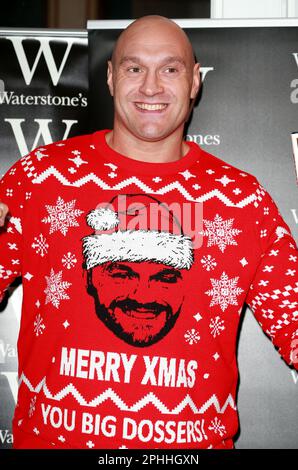 London, Großbritannien. 08. Dezember 2022. Tyson Fury unterschreibt Kopien seines Buches „Gloves Off“ am Watertstones Leadenhall Market in London. (Foto: Fred Duval/SOPA Images/Sipa USA) Guthaben: SIPA USA/Alamy Live News Stockfoto