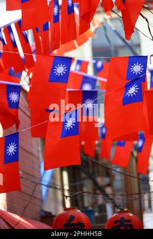 Viele lebendige taiwanesische Flaggen, die in der Seitengasse über dem Kopf dekoriert sind Stockfoto