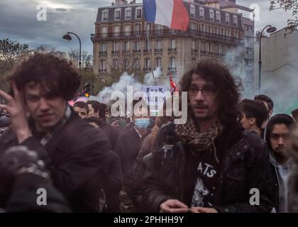 Paris, Paris, Frankreich. 28. März 2023. Ein zehnter Tag der Mobilisierung gegen die Rentenreform fand am Dienstag auf Wunsch der Gewerkschaften statt. Es gab Zusammenstöße zwischen Polizei und Demonstranten. (Kreditbild: © Sadak Souici/ZUMA Press Wire) NUR ZUR REDAKTIONELLEN VERWENDUNG! Nicht für den kommerziellen GEBRAUCH! Stockfoto