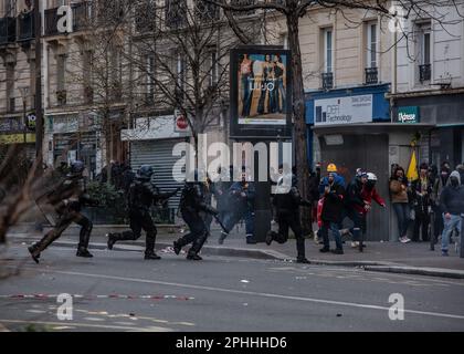 Paris, Paris, Frankreich. 28. März 2023. Ein zehnter Tag der Mobilisierung gegen die Rentenreform fand am Dienstag auf Wunsch der Gewerkschaften statt. Es gab Zusammenstöße zwischen Polizei und Demonstranten. (Kreditbild: © Sadak Souici/ZUMA Press Wire) NUR ZUR REDAKTIONELLEN VERWENDUNG! Nicht für den kommerziellen GEBRAUCH! Stockfoto