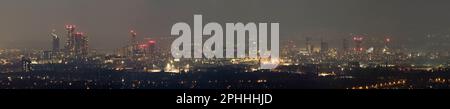 Die Skyline von Manchester bei Nacht, fotografiert vom Stadtrand auf Werneth Low, mit Türmen und Lichtern der Stadt in der Ferne Stockfoto