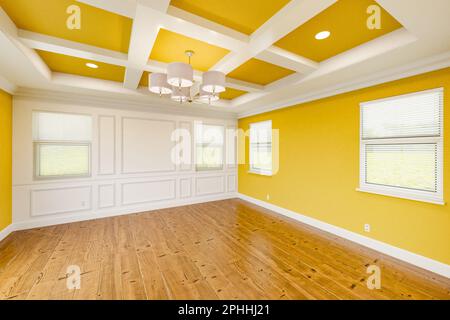 Wunderschönes gelbes maßgeschneidertes Hauptschlafzimmer komplett mit ganzer Wandvertäfelung, frischer Farbe, Kronen- und Grundformen, Hartholzböden und Ceili-Kaffee Stockfoto