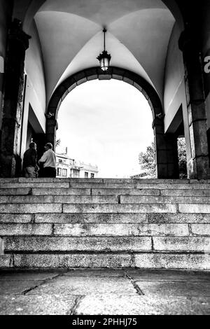 Toledo, Spanien - 6. Oktober 2022: Steintreppe und Durchgang zum Hauptplatz der Altstadt von Toledo, genannt Plaza de Zocodover Stockfoto