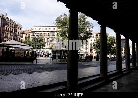 Toledo, Spanien - 6. Oktober 2022: Der Hauptplatz der Altstadt von Toledo, genannt Plaza de Zocodover Stockfoto