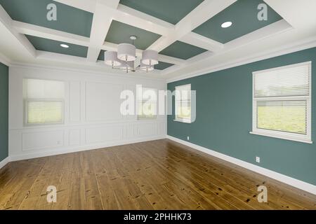 Wunderschönes gedecktes, blaublaugrün gestaltetes Hauptschlafzimmer komplett mit der gesamten Wandtäfelung, frischer Farbe, Kronen- und Fußleisten, Hartholzböden und Kaffee C. Stockfoto
