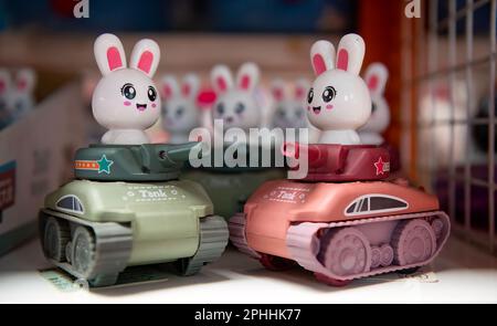 Plastikhäschen in Panzern im Krieg Stockfoto