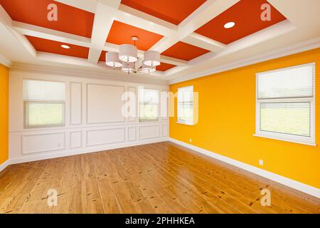Wunderschönes, kühles, maßgeschneidertes Hauptschlafzimmer in Rot und Gelb, komplett mit der gesamten Wandvertäfelung, frischer Farbe, Kronen- und Grundformen, Hartholzböden und C. Stockfoto