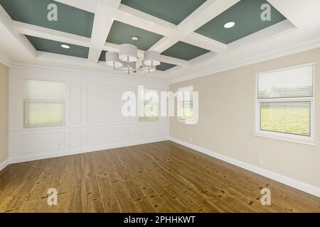 Wunderschönes gedecktes, blaugrün und braun gestaltetes Hauptschlafzimmer komplett mit ganzer Wandtäfelung, frischer Farbe, Kronen- und Grundformen, Hartholzböden und Co Stockfoto