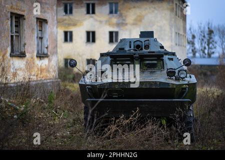 Rostiger BTR-Panzer in einer verlassenen sowjetarmee-Basis Stockfoto