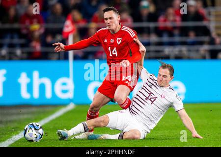 Cardiff, Großbritannien. 28/03/2023. Andrejs Cigaņiks aus Lettland greift Connor Roberts aus Wales an. Wales gegen Lettland am 28. März 2023 in einem UEFA EURO 2024 Qualifier im Cardiff City Stadium. Kredit: Lewis Mitchell/Alamy Live News Stockfoto