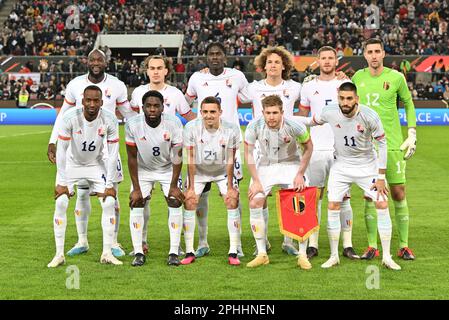 Köln , Deutschland . 28. März 2023, belgische Spieler mit Romelu Lukaku (10) aus Belgien, Arthur Theate (3) aus Belgien, Amadou Mvom Onana (6) aus Belgien,Wout Faes (4) aus Belgien, Jan Vertonghen (5) aus Belgien, Torwart Koen Casteels (12) aus Belgien, Dodi Lukebakio (16) aus Belgien, Orel Mangala (8) aus Belgien Timothy Castagne (21) aus Belgien Kevin De Bruyne (7) aus Belgien und Yannick Ferreira Carrasco (11) aus Belgien bildeten am Dienstag, den 28. März 2023 in Köln, während eines freundlichen Fußballspiels zwischen den deutschen und belgischen Nationalmannschaften, den Roten Teufeln genannt, eine Pose für das Teamphoto . Germa Stockfoto