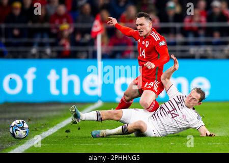 Cardiff, Großbritannien. 28/03/2023. Andrejs Cigaņiks aus Lettland greift Connor Roberts aus Wales an. Wales gegen Lettland am 28. März 2023 in einem UEFA EURO 2024 Qualifier im Cardiff City Stadium. Kredit: Lewis Mitchell/Alamy Live News Stockfoto